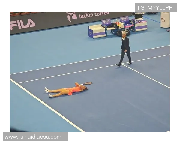 足球巨星赛场突遭意外摔倒引发全场观众热议关注